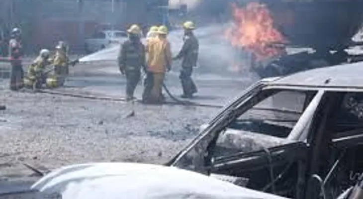 Cuatro personas con quemaduras al incendiarse vehículo en envasadora de gas