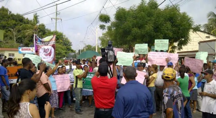 Protestan por falta de agua y contra apagones