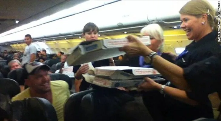 Un piloto compra pizza para todos los pasajeros de un vuelo retrasado