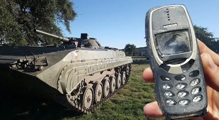 ¿Sobrevivirá el Nokia 3310 a las orugas de un tanque?