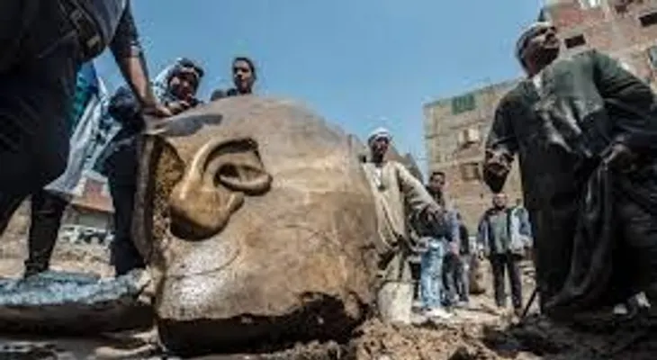 Una estatua colosal de tres mil años fue descubierta en un pozo en El Cairo