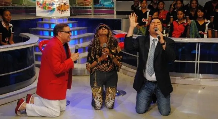 Fefita vuelve arrodillarse para pedir visa a EUUU; y Acroarte entregarle el Gran Soberano