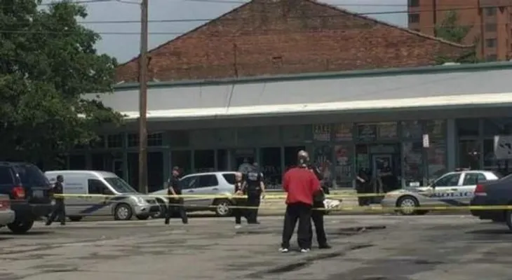 Hombre baleado amenazaba a policía con un asta de bandera 