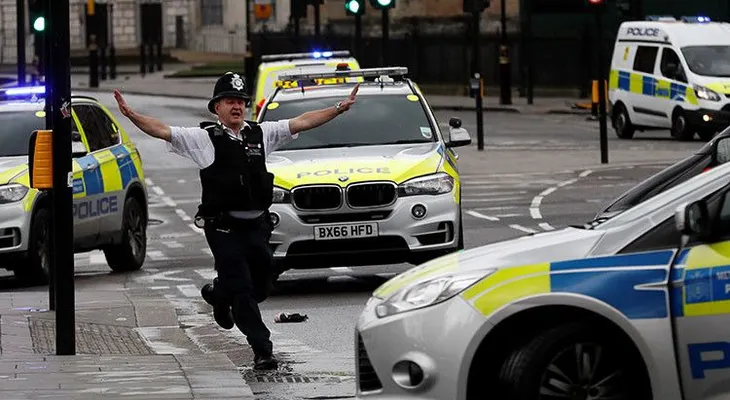 Un coche embiste a una muchedumbre de adolescentes en Londres