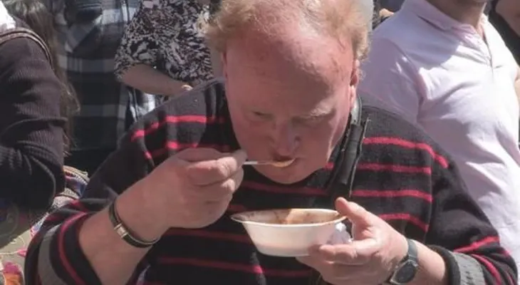 Cocinan guiso lentejas de 3.345 kilos en busca de récord Guinness