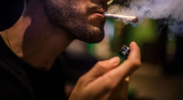Fumar marihuana podría hacer que olvides palabras y pienses más lento