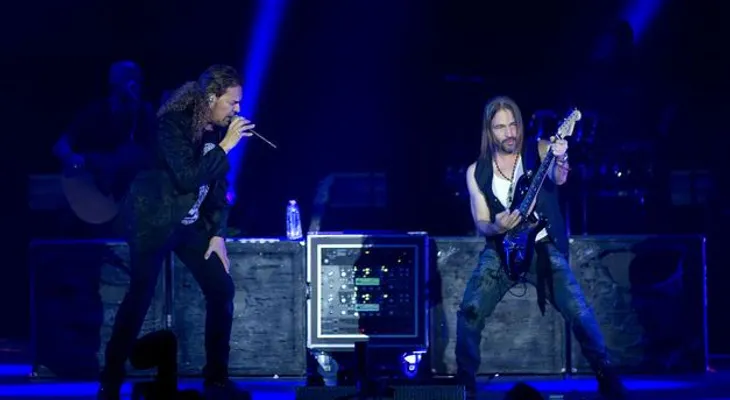 Maná incendia la noche de Los Ángeles con una descarga de rock y política