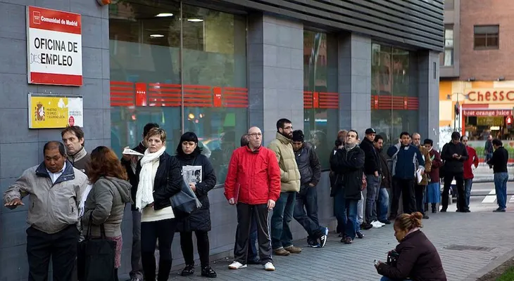España: el desempleo registra en diciembre el mayor descenso en la historia