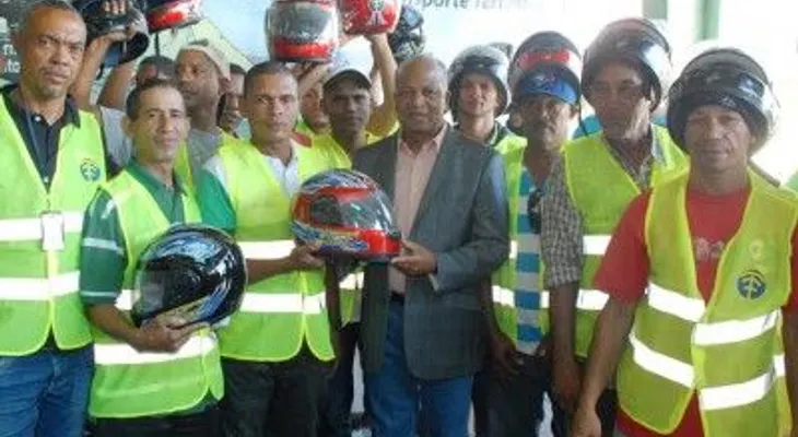 OTTT entrega cascos y chalecos a motoconchistas del DN