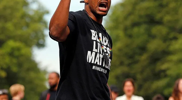 Agresor con una camiseta de Black Lives Matter dispara 17 veces contra vehículo policial en EEUU
