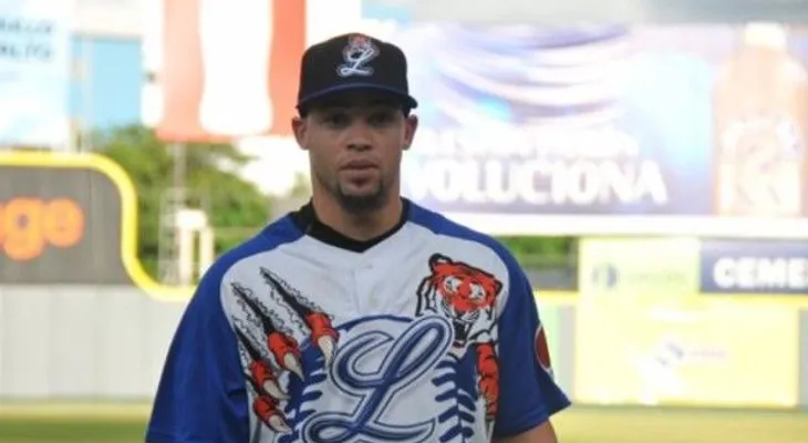 Juan Carlos Pérez seguirá con el Licey hasta la final 