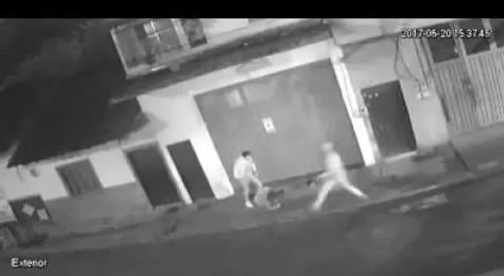 Karma instantáneo: Mujer es brutalmente golpeada pero el agresor recibe su merecido