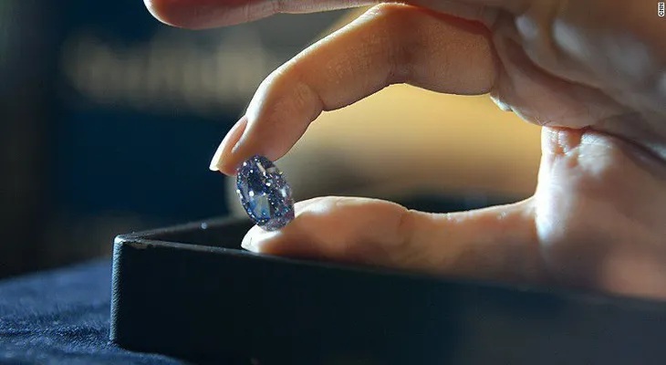 Este diamante azul puede batir récords de venta en Asia