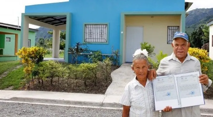 Falcondo entrega títulos de propiedad a familias vivían en Loma Miranda