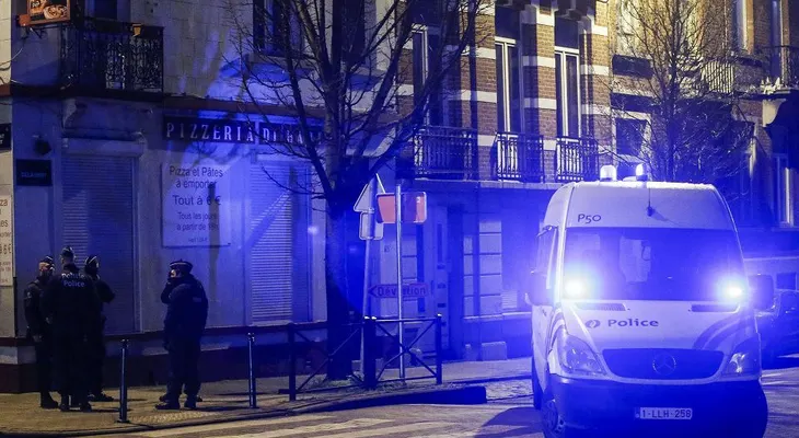 Arrestan a un hombre en Bruselas en redada relacionada con atentados en París