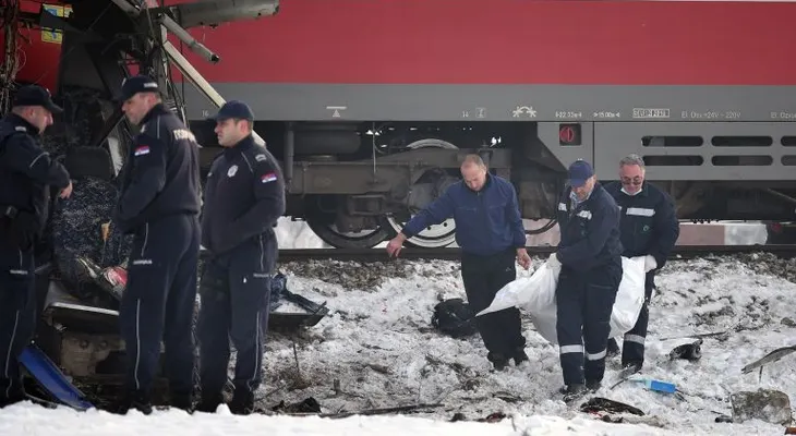 Cinco personas mueren y 30 heridas en choque de tren y autobús en Serbia