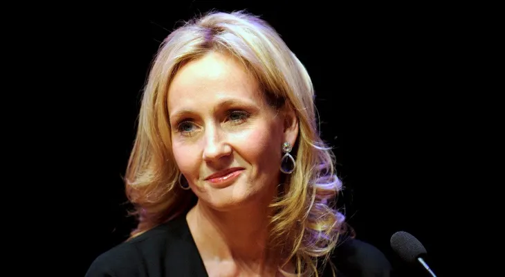 Autora de Harry Potter denuncia que usan su nombre para vender clases de literatura