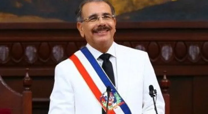  Presidente Medina promulga Ley 250-17 y autoriza Banreservas financiar pago salario 13 a varias entidades 