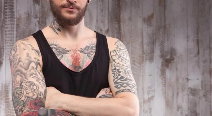 Las mujeres sienten una contradictoria atracción por los tatuajes masculinos