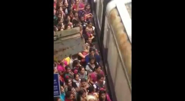 FUERTES IMÁGENES: Mujeres caen bajo tren en una estación de la India (VIDEO)