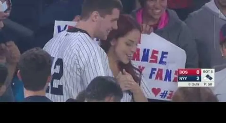  Seguidor de Yankees pide matrimonio y casi pierde el anillo en el estadio
