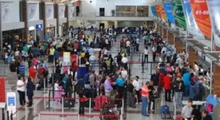 Decenas de pasajeros varados en el AILA por cancelaciones de vuelos