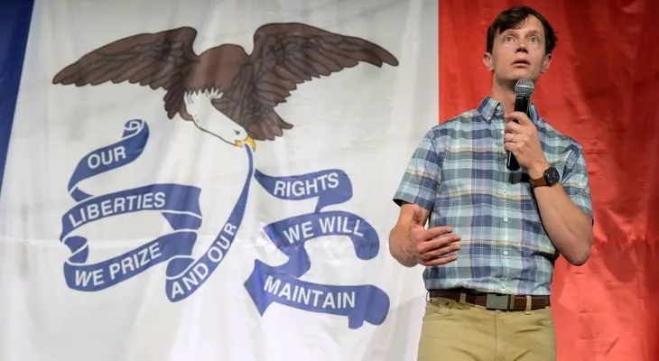 El demócrata Rob Sand busca gobernar Iowa con un discurso contra el bipartidismo