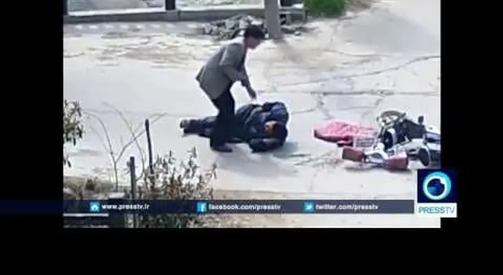 Un día de mala suerte: Un coche lo atropella y cuando da reversa para auxiliarlo le vuelve a pasar por encima