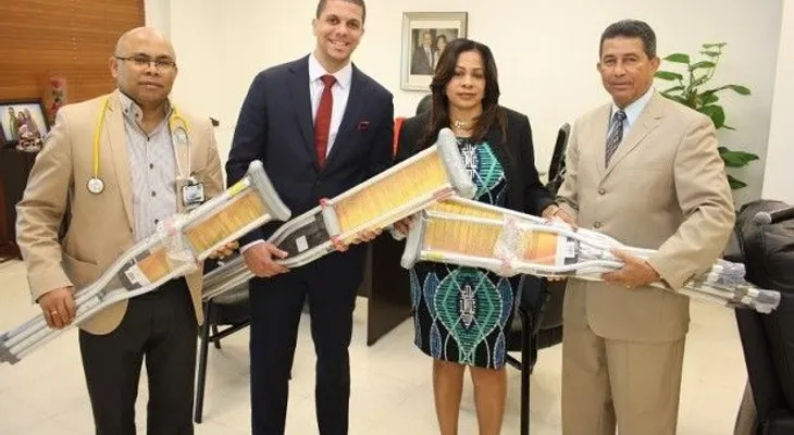 Hospital Ney Arias Lora recibe 32 pares de muletas para personas pobres