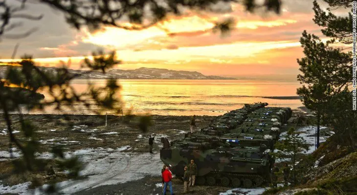 Estados Unidos estaciona tanques y despliega artillería enviada a Noruega