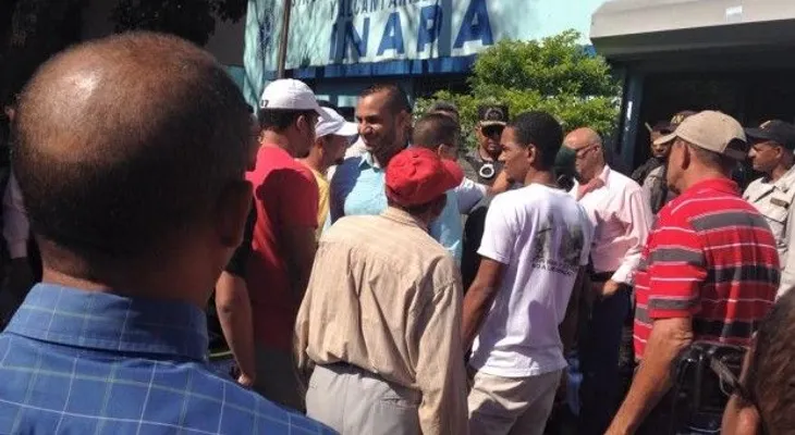 Lanzan heces fecales a oficina de Inapa 
