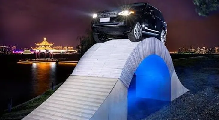 ¡Una camioneta de 2.374 kilos atraviesa un puente hecho de papel! (VIDEO)