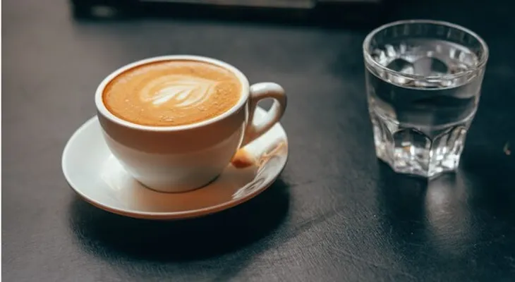 Agua o café: ¿qué tomar primero?