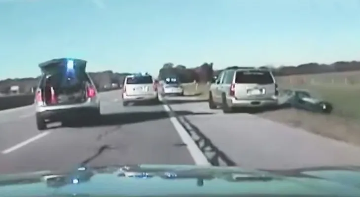 Policías persiguen en coche durante una hora a niño de 10 años en EEUU