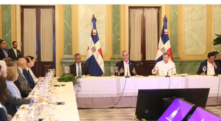 Presidente Abinader presenta logros en Contrataciones Públicas a diplomáticos y organismos internacionales