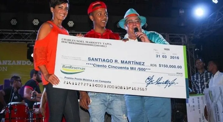 Mariotti entrega premios a ganadores de "Ponle Música a mi campaña"