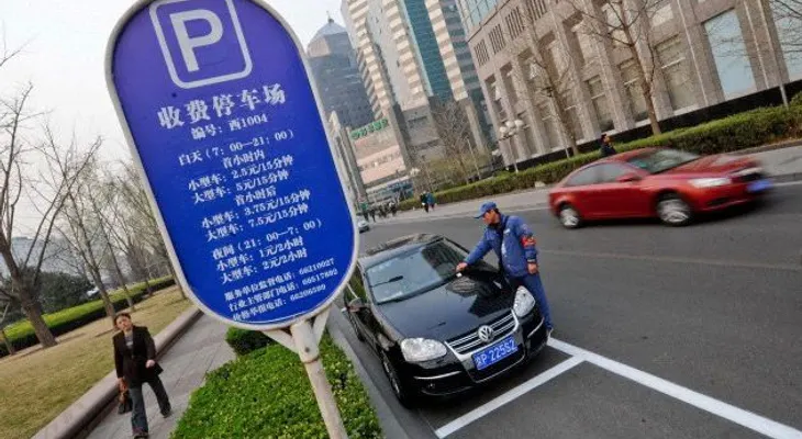 Matan a una niña china de dos años por un estacionamiento