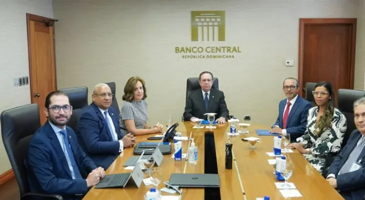 Valdez Albizu recibe ejecutivos Ambev y pasa revista a positiva evolución de la economía