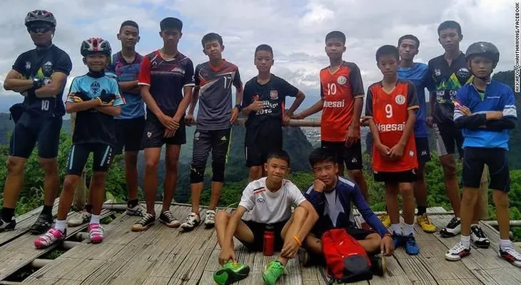 Final feliz: Encuentran con vida 12 niños atrapados en una cueva en Tailandia