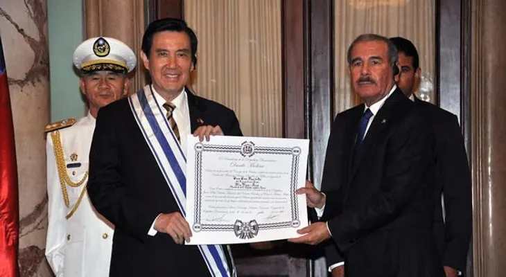 Danilo Medina impone Orden Duarte, Sánchez y Mella al presidente de Taiwán