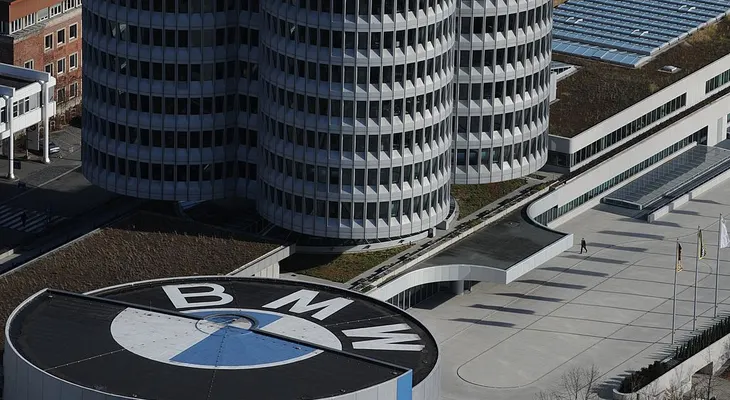 BMW está "absolutamente" comprometida con construir su nueva fábrica en México