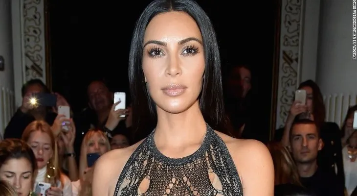 16 personas arrestadas en conexión con el robo a Kim Kardashian en París