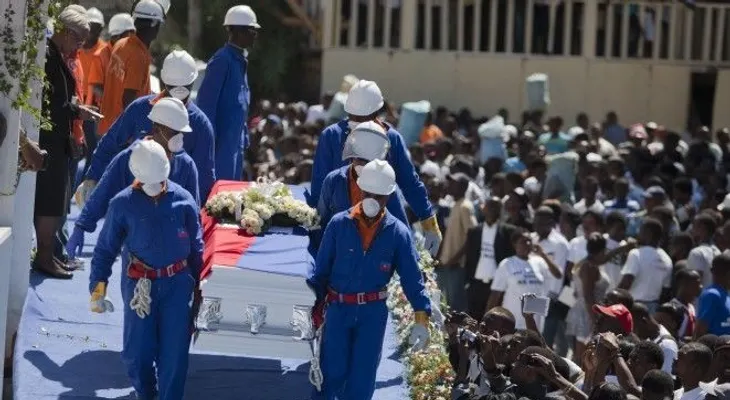 Miles asisten a funeral víctimas de carnaval