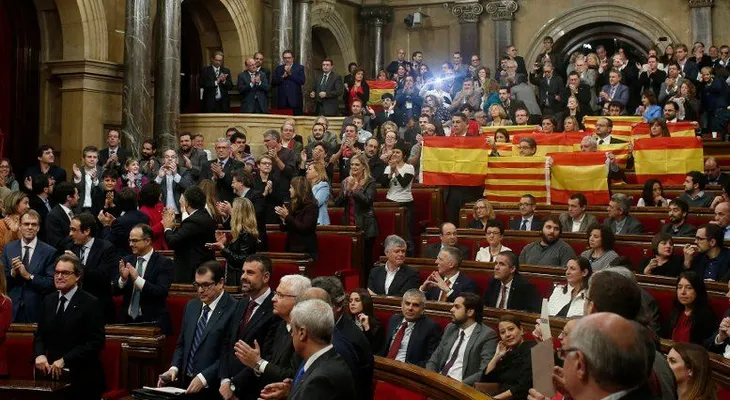 Parlamento catalán aprueba separación
