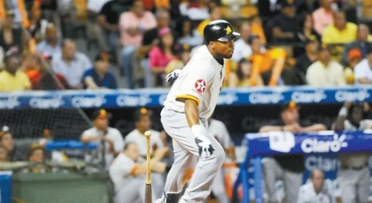 Las Águilas Cibaeñas derrotan 7-5 a los Leones del Escogido.