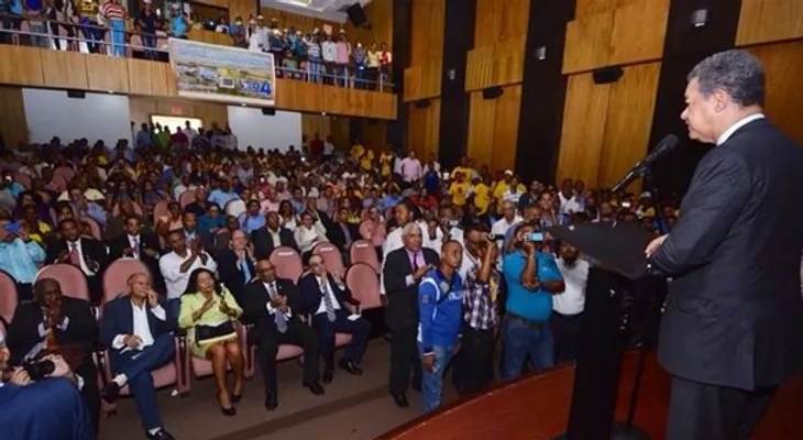Leonel recibe reconocimiento de la UASD en Nagua