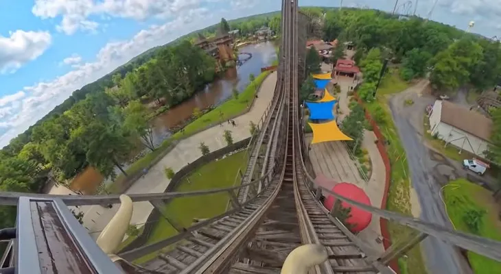Muerte en montaña rusa de Six Flags Over Georgia reaviva el debate sobre la seguridad en parques de atracciones