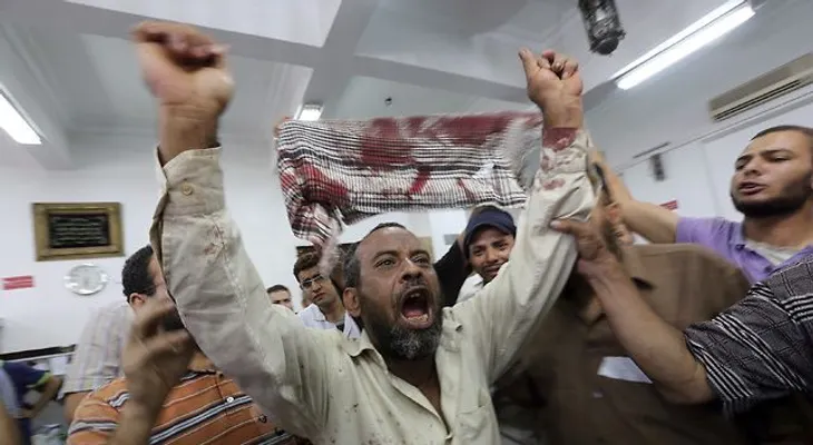 Derrocado presidente egipcio Mohamed Mursi es enviado a la cárcel