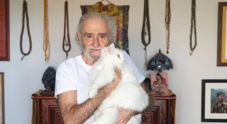 Ramiro Calle: "Los gatos son maestros del bienestar y la calma"