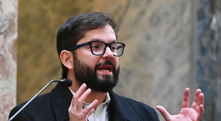 Boric: Maduro "se había robado las elecciones" y critica intervención de EE. UU. en Venezuela